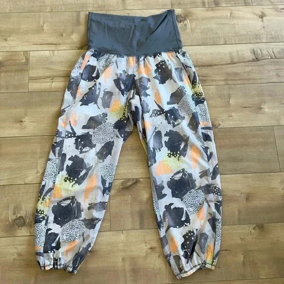 Lululemon Mini Art Pop White Multi Slate Om Crop Sz 6 - Picture 4 of 12